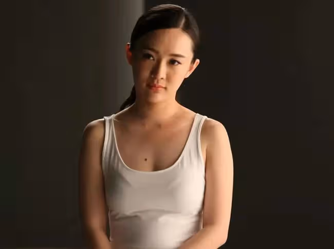 霍思燕早期寫真被翻出，穿弔帶裝身材傲人，素顏出鏡略顯自信