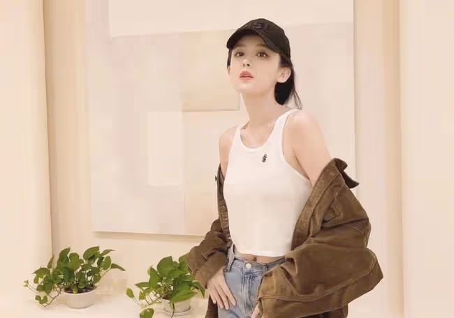 古力娜扎瘦下來真好看，穿背心秀曲線美，連背影都令人心動