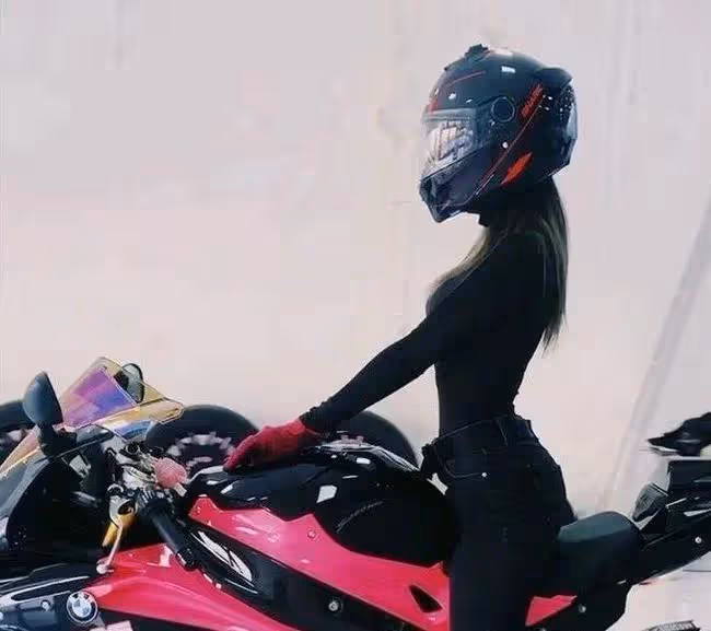 「機車女神」痞幼,家世惹人猜測?