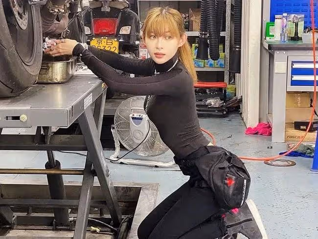 「機車女神」痞幼,家世惹人猜測?