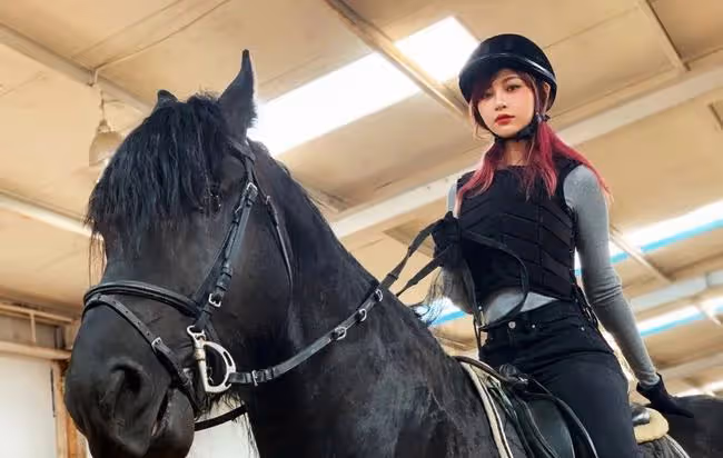 「機車女神」痞幼,家世惹人猜測?