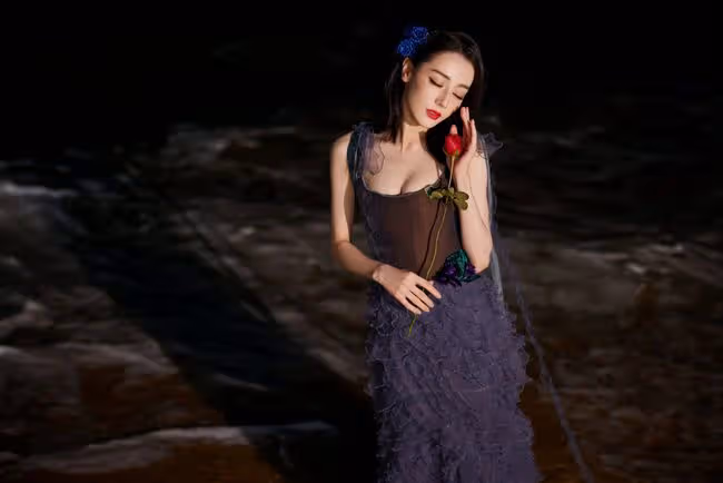迪麗熱巴在沙灘上拍大片，穿低領裝大肆展示曲線美，被指太招搖了
