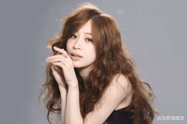 她本來是大有發展前途的歌手,現如今卻整的一塌糊塗,可惜了!