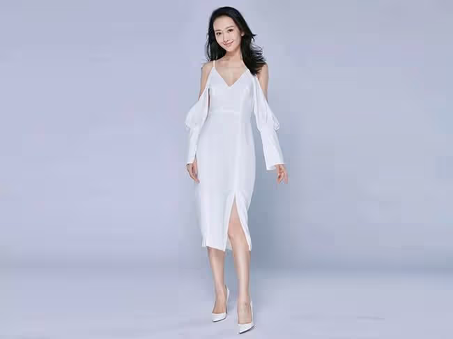 王鷗早期寫真被翻出，穿低領裝秀曲線美，被指「風塵味太濃」