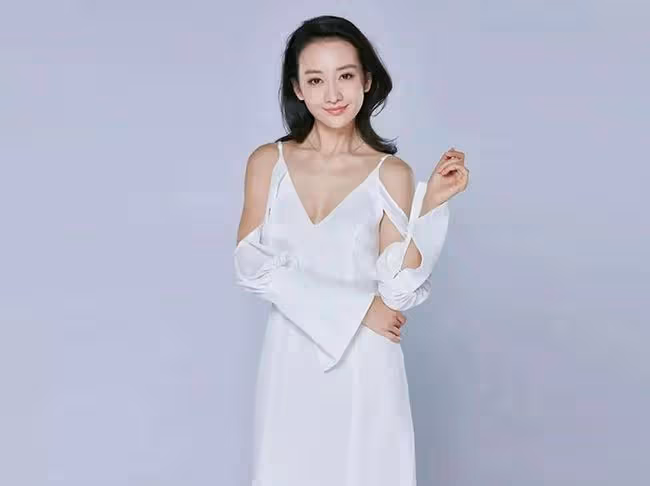 王鷗早期寫真被翻出，穿低領裝秀曲線美，被指「風塵味太濃」