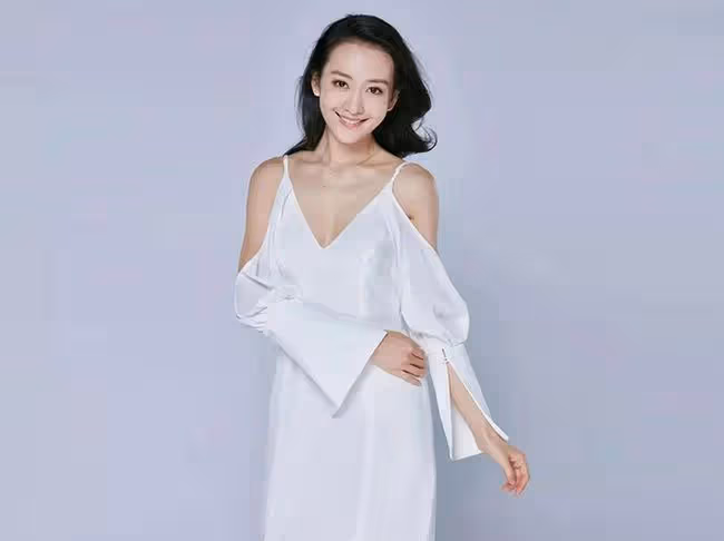 王鷗早期寫真被翻出，穿低領裝秀曲線美，被指「風塵味太濃」
