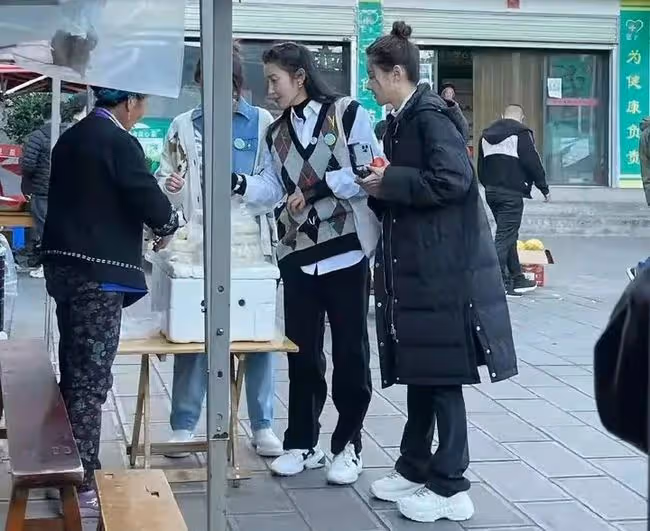 李冰冰逛地攤被偶遇，蹲在地上和老闆交流，盡顯巨星風采