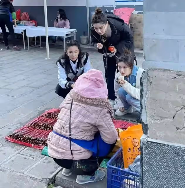 李冰冰逛地攤被偶遇，蹲在地上和老闆交流，盡顯巨星風采