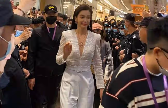 李冰冰逛地攤被偶遇，蹲在地上和老闆交流，盡顯巨星風采