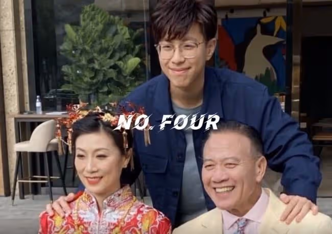 萬梓良全家福曝光,妻子穿中式嫁衣戴滿金器像結婚,兒子帥氣十足