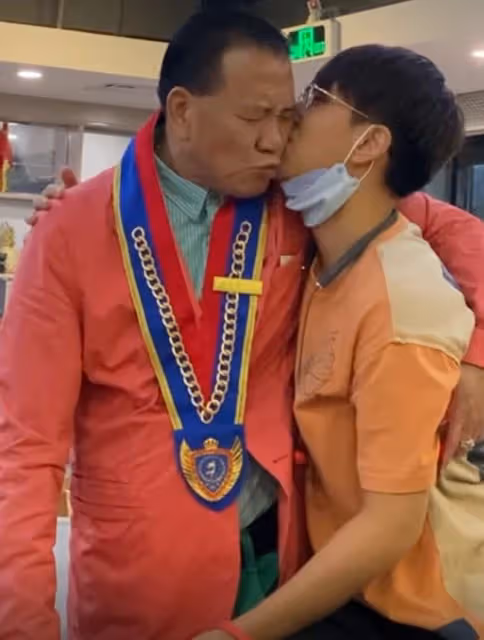 萬梓良全家福曝光,妻子穿中式嫁衣戴滿金器像結婚,兒子帥氣十足