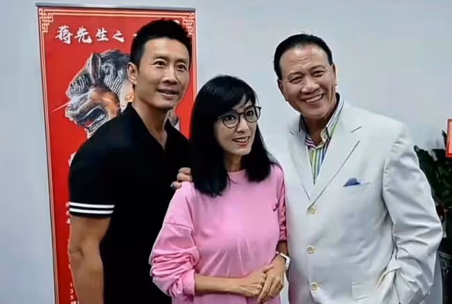 萬梓良全家福曝光,妻子穿中式嫁衣戴滿金器像結婚,兒子帥氣十足
