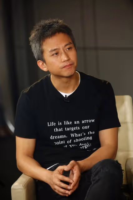 鄧超首次上春晚激動跳出畫面,孫儷喊話冷靜點,網友:社交牛逼症