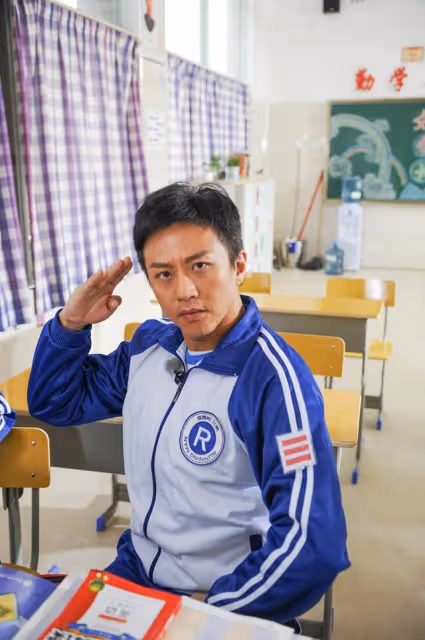 鄧超首次上春晚激動跳出畫面,孫儷喊話冷靜點,網友:社交牛逼症