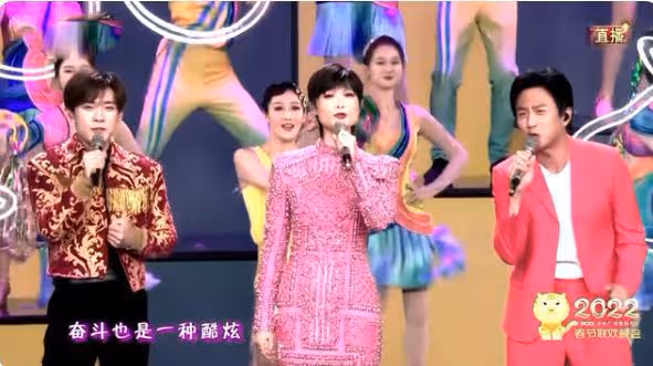 鄧超首次上春晚激動跳出畫面,孫儷喊話冷靜點,網友:社交牛逼症