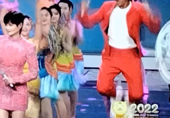 鄧超首次上春晚激動跳出畫面，孫儷喊話冷靜點，網友：社交牛逼症