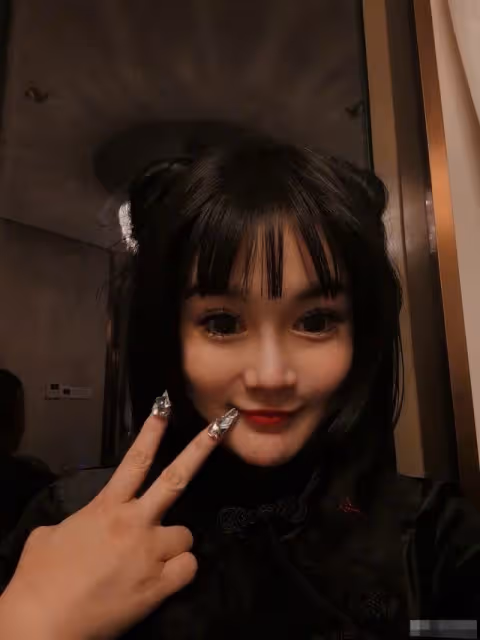 鄒市明妻子曬照大變樣！睫毛過長似蜘蛛腿，自拍照被指太嚇人