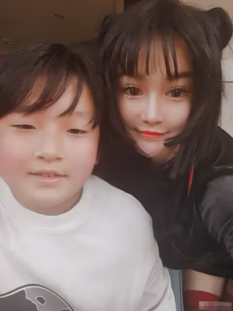 鄒市明妻子曬照大變樣！睫毛過長似蜘蛛腿，自拍照被指太嚇人