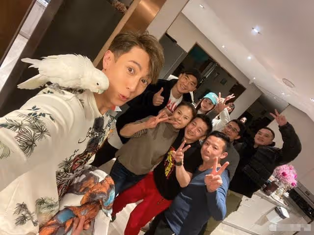 鄒市明妻子曬照大變樣！睫毛過長似蜘蛛腿，自拍照被指太嚇人