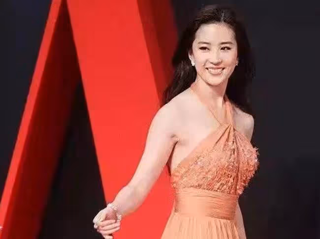 劉亦菲穿露背裝出席活動，台上台下反差太大，真實性格引起熱議