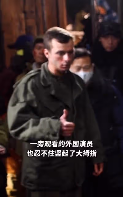 《水門橋》為效果火燒真人!吳京被鋼管碎石砸臉,獲外國演員怒贊