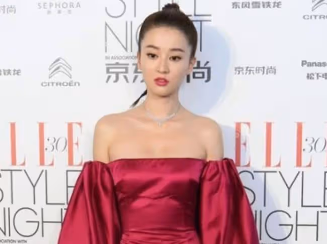 喬欣瘦下來真好看，穿低領裝出席活動，身形傲人女人味十足
