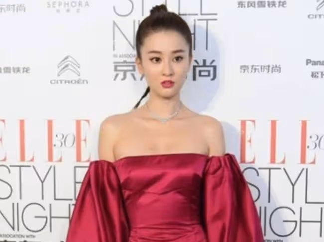 喬欣瘦下來真好看，穿低領裝出席活動，身形傲人女人味十足