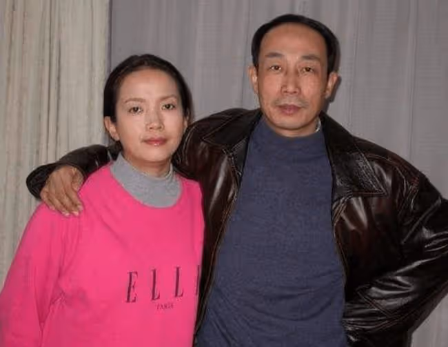 呂麗萍和三婚老公美國過年！素顏憔悴秀恩愛，孫海英大笑鬍子拉碴