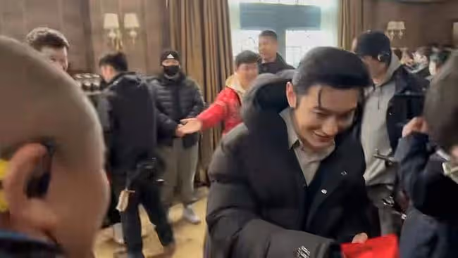 黃曉明離婚後劇組過年!捧一大摞紅包挨個發,彎腰拜年謙遜又帥氣