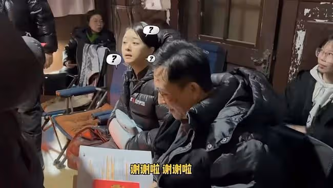 黃曉明離婚後劇組過年!捧一大摞紅包挨個發,彎腰拜年謙遜又帥氣