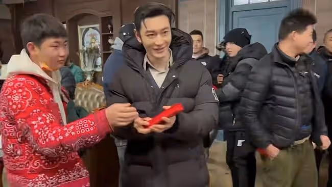 黃曉明離婚後劇組過年!捧一大摞紅包挨個發,彎腰拜年謙遜又帥氣
