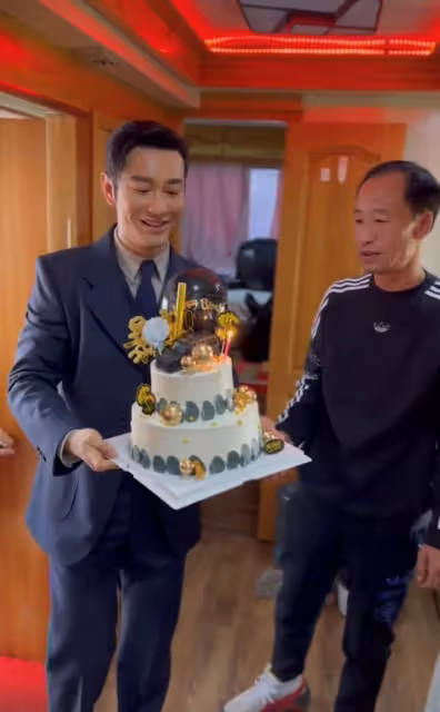 黃曉明離婚後劇組過年!捧一大摞紅包挨個發,彎腰拜年謙遜又帥氣