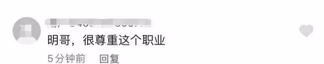 黃曉明離婚後劇組過年!捧一大摞紅包挨個發,彎腰拜年謙遜又帥氣
