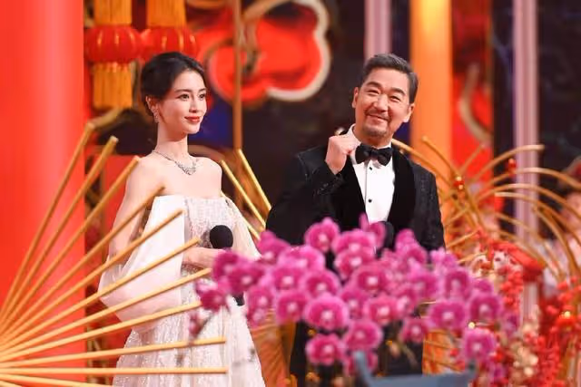 喜歡挑戰不擅長的?楊穎像幼兒園主持人,唐嫣致敬歌曲唱不出氣勢
