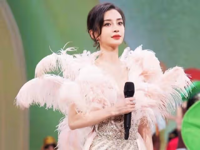 喜歡挑戰不擅長的?楊穎像幼兒園主持人,唐嫣致敬歌曲唱不出氣勢