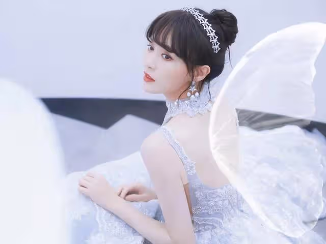 喜歡挑戰不擅長的？楊穎像幼兒園主持人，唐嫣致敬歌曲唱不出氣勢