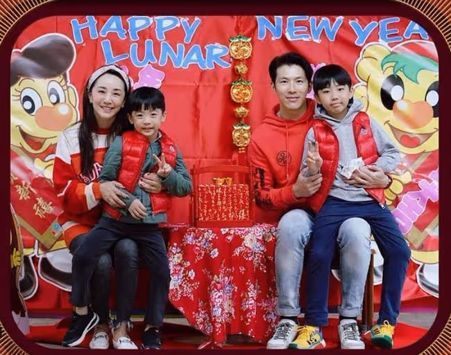 47歲女星陪倆娃出國留學,母子三人全部確診,6歲兒子高燒40度