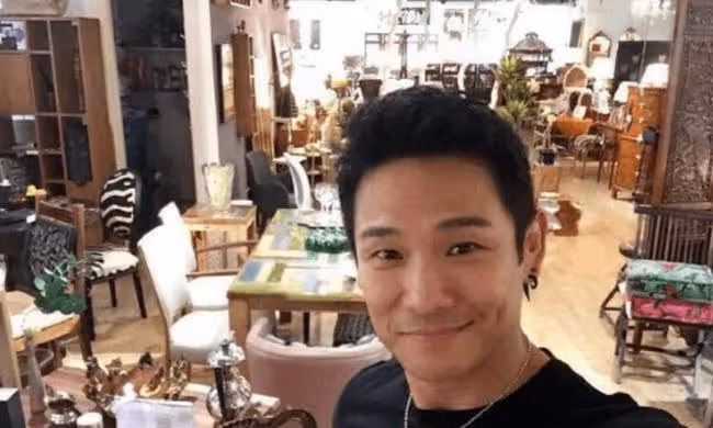 杜德偉一家拜年,小24歲嬌妻戴翡翠顯貴氣,5歲兒子穿唐裝太可愛