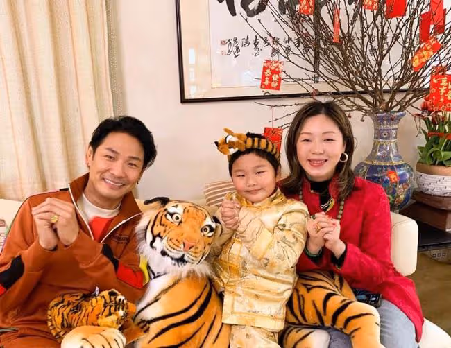 杜德偉一家拜年,小24歲嬌妻戴翡翠顯貴氣,5歲兒子穿唐裝太可愛