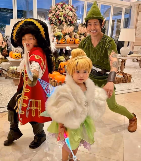 杜德偉一家拜年,小24歲嬌妻戴翡翠顯貴氣,5歲兒子穿唐裝太可愛