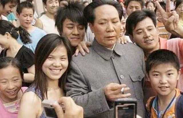 她憑藉扮演主席走紅,成為飾演毛主席的女演員,丈夫在家卻很鬱悶