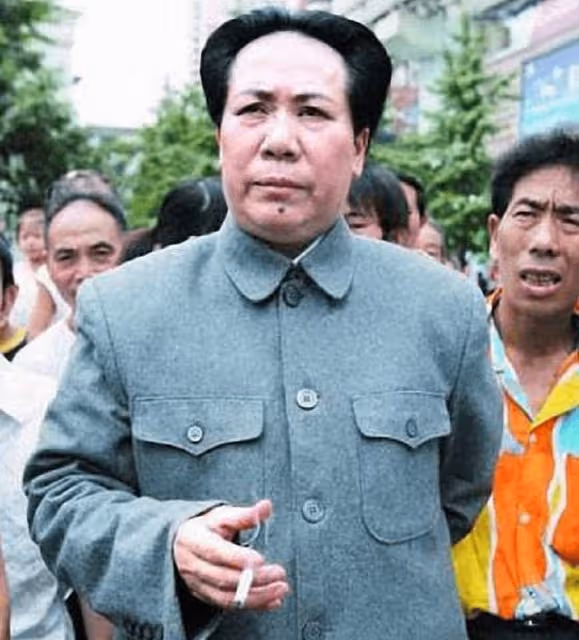 她憑藉扮演主席走紅,成為飾演毛主席的女演員,丈夫在家卻很鬱悶