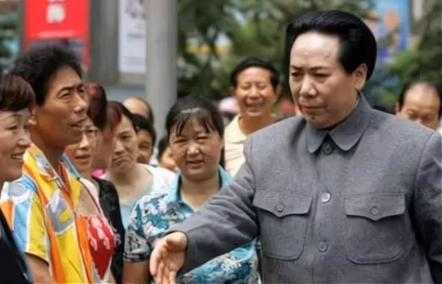她憑藉扮演主席走紅,成為飾演毛主席的女演員,丈夫在家卻很鬱悶