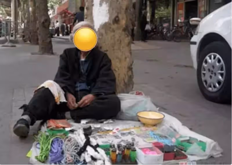 因老人攤位無人問津,男子「好心買下全部」大米,回家打開米袋後,整個不知所措,連忙回去找老人。