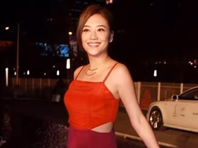 應采兒工作照曝光，穿拼色長裙扎馬尾辮，造型前衛盡顯好身形