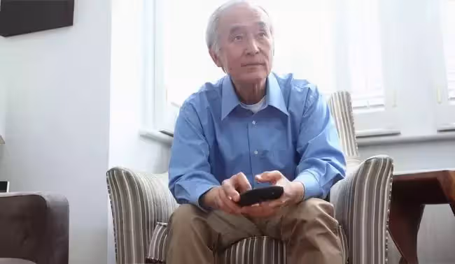 82歲老人悽慘晚年,每月7000退休金,卻在女兒家被當成仇人