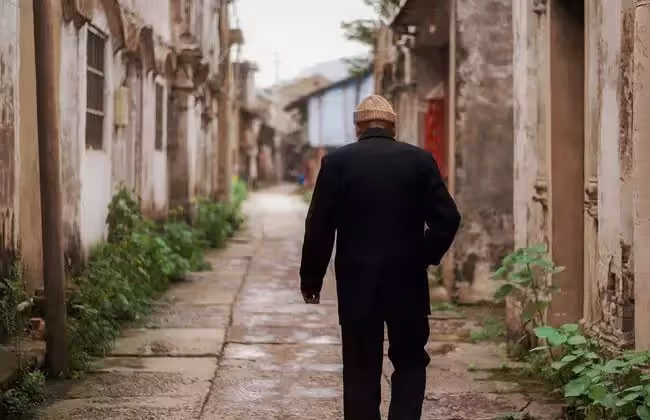 82歲老人悽慘晚年,每月7000退休金,卻在女兒家被當成仇人