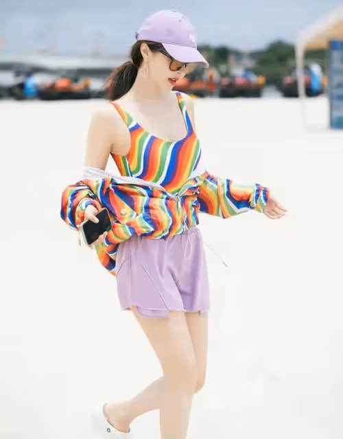 李菲兒穿拼色背心錄節目，搭配熱褲秀曲線美，被指「不夠穩重」