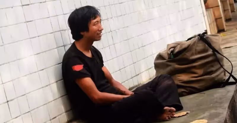 大學生到北京投靠有錢的親戚，卻被趕出來：人窮，就不要走親戚