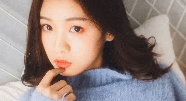 隱婚2年,妻子出差我偷摸去給她驚喜時,發現她在和別的男人約會